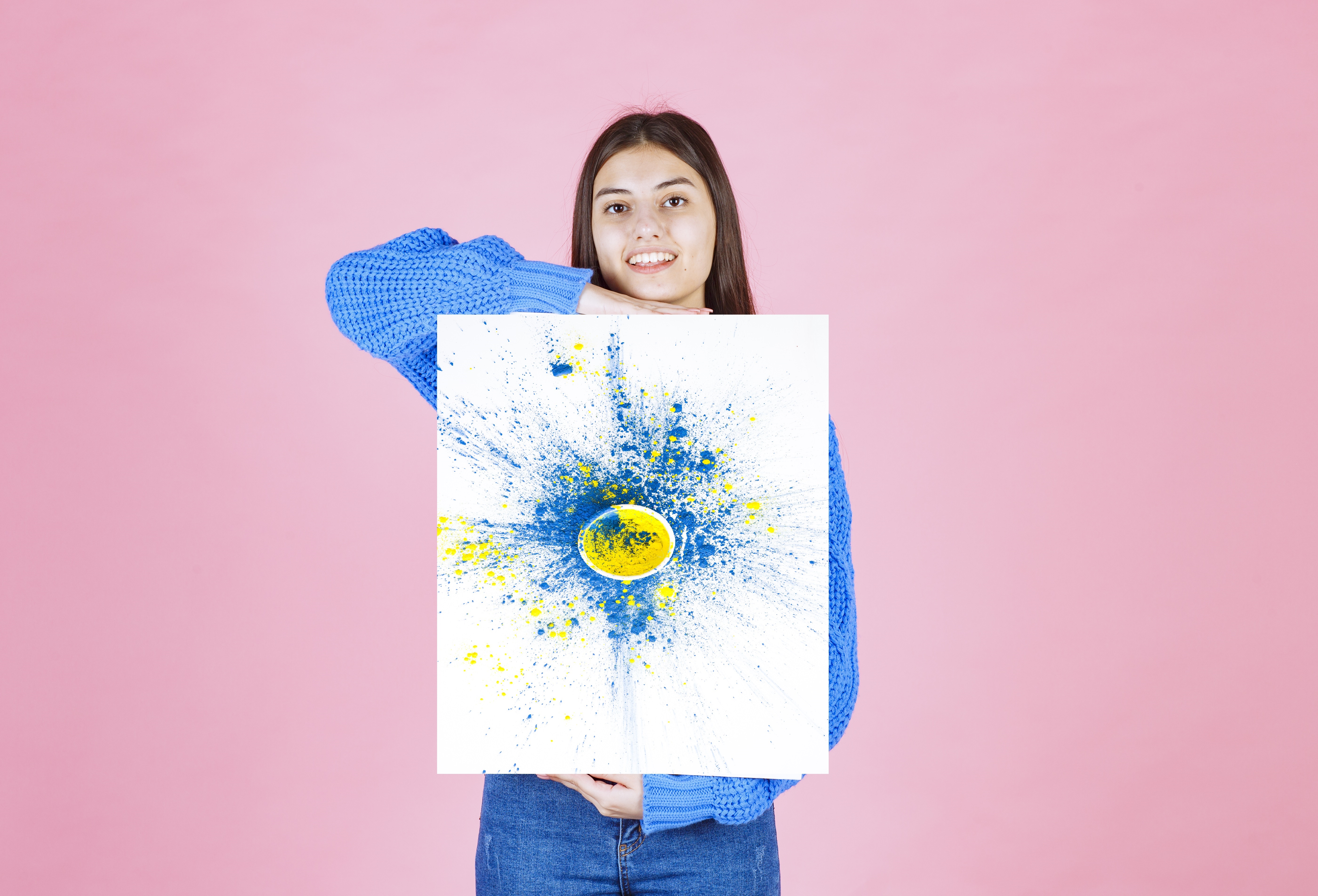 Plakat reklamowy na tle miejskiej przestrzeni – przykład skutecznej reklamy z wyrazistą grafiką i przyciągającym hasłem.